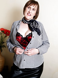 Naughty British mature lady playing with her hairy pussy