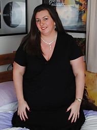 Big mature lady playing with herself