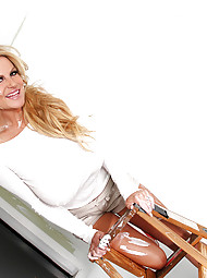 Just the sight of white makes Kelly crave cum, go ahead and just paint it right on her!